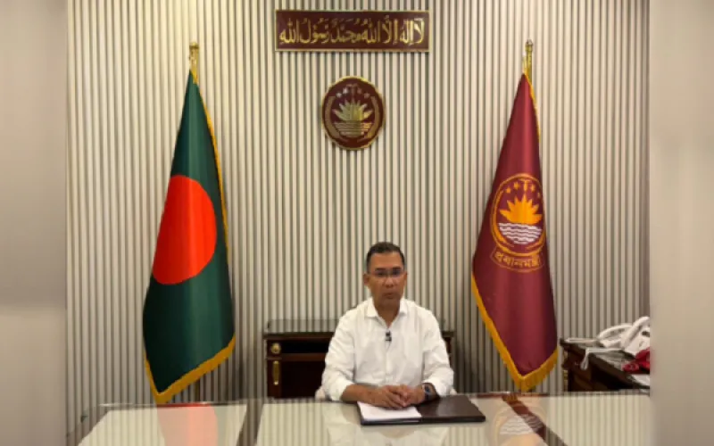 একুশের প্রথম প্রহরে কেন্দ্রীয় শহীদ মিনারে প্রধানমন্ত্রীর শ্রদ্ধা নিবেদন