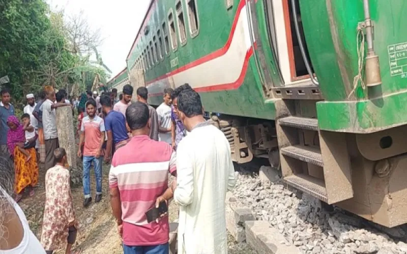 নীলসাগর এক্সপ্রেসের ৯ বগি লাইনচ্যুত, হতাহতের আশঙ্কা