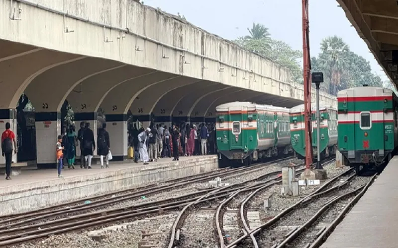 ঈদের দ্বিতীয় দিনেও ঢাকার স্টেশনগুলোতে যাত্রী চাপ, সময়মতো চলছে ট্রেন