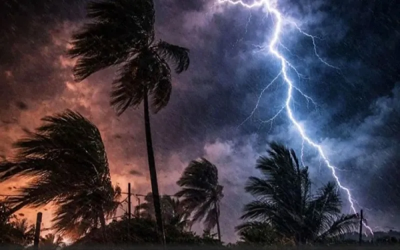 রাতভর ঝড়-বৃষ্টি ও বজ্রপাতের শঙ্কা, সতর্কবার্তা দেশের সব জেলায়